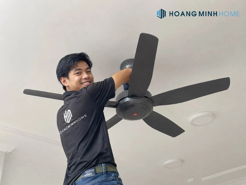 Nhân viên kỹ thuật Hoàng Minh Home đang lắp đặt quạt trần