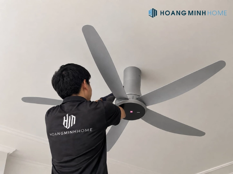 Nhân viên kỹ thuật Hoàng Minh Home lắp đặt quạt trần tại nhà