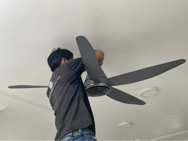 Nhân viên kỹ thuật lắp quạt trần 
