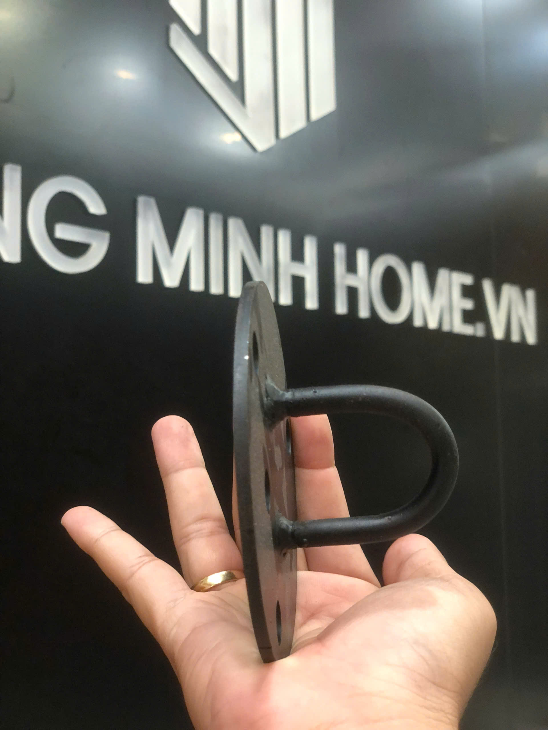 Nhà trần bê tông không có móc treo sẵn thì lắp quạt KDK như thế nào?